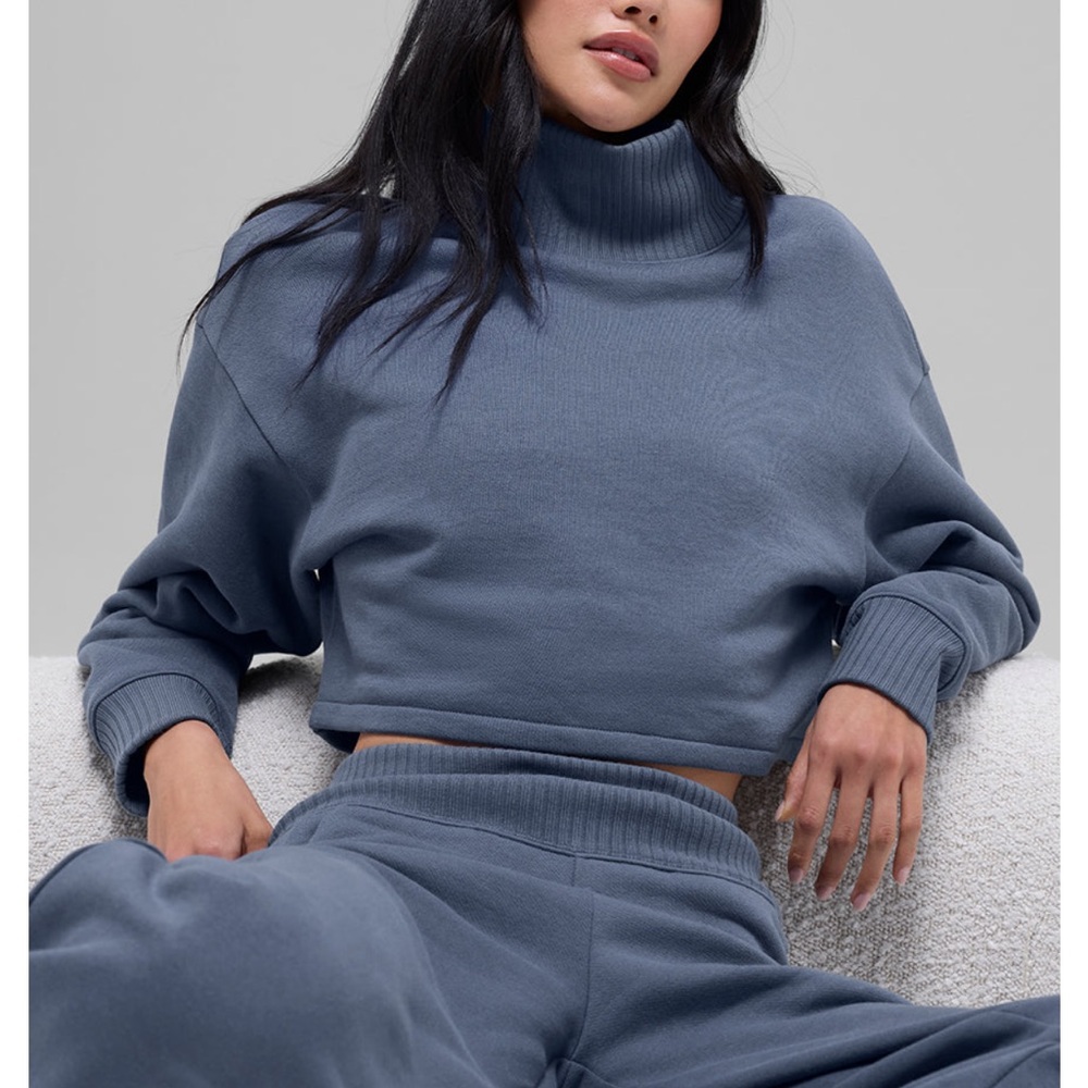 Alo yoga woman’s mock neck sweatshirt